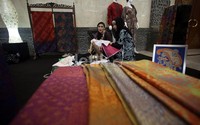 Mulai dari sketsa, mencanting dengan malam hingga proses batik selesai diukir, kita bisa tahu dan belajar.