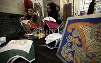 Hasil karya dan contoh batik yang mulai diproses hingga menjadi sebuah bahan siap pakai pun ditampilkan di sana.