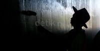 Pemda DKI Jakarta juga akan memberi sanksi hukum kepada tangan-tangan jahil yang kedapatan mengotori sarana umum.