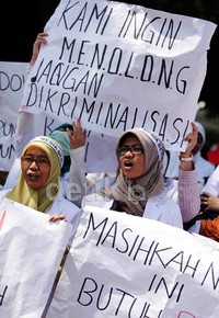 Mereka berdemo menolak adanya politisasi kesehatan dan Jamkesda/KJS.