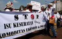 Mereka berorasi sambil membentangkan spanduk dadn poster tuntutan.