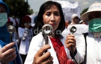 Dalam aksinya mereka juga membawa alat-alat kesehatan.