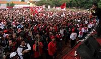 Kampanye diselenggarakan dengan dimeriahkan grup musik Triad yang digawangi musisi ternama Ahmad Dhani. (GP Center)