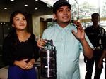 Indra Bekti Bawa Makanan untuk Fathanah