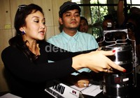 Indra dan Panda mengaku bahwa rantang tesebut merupakan titipan dari Sefti Sanustika. Lamhot Aritonang/detikFoto.