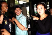 Indra dan Cici menitipkan makanan tersebut di resepsionis. Usai melapor ke resepsionis, Indra dan Cici langsung keluar dan meninggalkan Gedung KPK. Lamhot Aritonang/detikFoto.