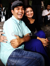 Indra Bekti dan Cici Panda berpose bersama sebelum meninggalkan gedung KPK. Lamhot Aritonang/detikFoto.
