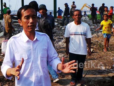 Tinjau Waduk Pluit, Jokowi Ramai Disalami Warga