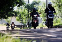 Para pemotor melenggang di jalur khusus sepeda di kawasan Kanal Banjir Timur.