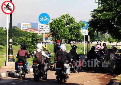 Hindari Macet, Pemotor Terobos Jalur Sepeda