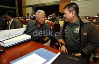 Menteri Pertahanan RI Purnomo Yusgiantoro (tengah), berbincang dengan Sekjen Kemenhan Lentjen TNI  Budiman, sebelum rapat dengan Komisi I DPR.