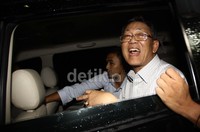     Setelah 11 jam diperiksa, Dada Rosada meninggalkan gedung KPK dan tidak banyak berkomentar. Lamhot Aritonang/detikFoto.