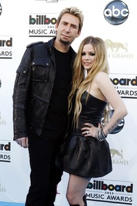 Avril Lavigne dan Chad Krogoer terlihat serasi dengan busana serba hitam. REUTERS/Steve Marcus.