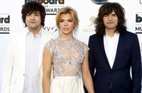 Pose The Band Perry di red carpet. REUTERS/Steve Marcus.