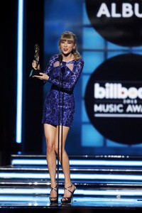 Taylor Swift berjaya dengan mendapat penghargaan Top Artist, Top Female Artist, Top Billboard 200 Artist, Top Digital Songs Artist, Top Country Artist, Top Country Song, Top Billboard 200 Album, dan Top Country Album. Reuters/Steve Marcus.