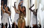 Gaun Super Seksi Selena Gomez