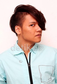 Ilham tampil dengan gaya rambut barunya. (dok. detikHOT)