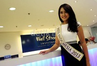 Pada Jumat (17/5/2013), Miss Indonesia 2013, Vania Larissa berkunjung ke Wall Street Institute (WSI). (dok. detikHOT)