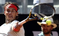Nadal melakukan smash keras saat menghadapi Roger Federer. Dalam pertandingan ini, Nadal menang 6-1, 6-3 dalam waktu 69 menit. Reuters/Alessandro Bianchi.