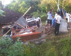 Minibus Terjang Warung dan Rumah di Pacitan