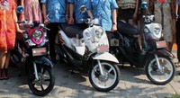 Tema batik di motor didesain oleh 4 wanita. Dua dari Jepang dua desainer dari Indonesia. Salah satunya Lenny Agustin.