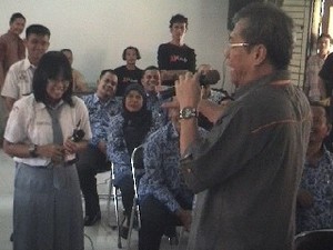 Jadi Guru Dadakan di Kampung Halaman, Direktur BRI Bagi-bagi Duit