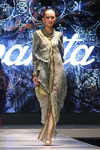 Jakarta, Indonesia - 13 Mei 2013. Carmanita Ikatan Perancang Mode Indonesia. Jakarta Fashion & Food Festival 2013 at Grand Ballroom Harris Hotel. Kelapa Gading. Jakarta. [Foto: Mohammad Abduh/Wolipop]