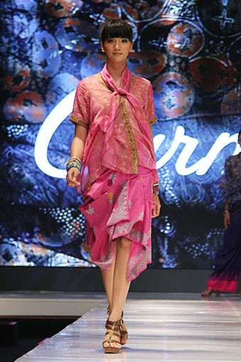 Jakarta, Indonesia - 13 Mei 2013. Carmanita Ikatan Perancang Mode Indonesia. Jakarta Fashion & Food Festival 2013 at Grand Ballroom Harris Hotel. Kelapa Gading. Jakarta. [Foto: Mohammad Abduh/Wolipop]