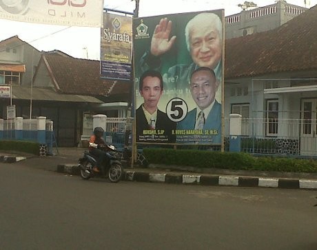 Caleg Golkar Kampanye Pakai Baliho Bergambar Soeharto Mesem