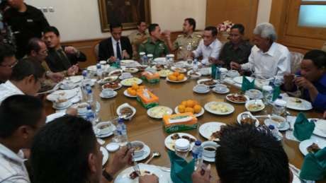 Makan Siang Bareng Jokowi, Ketua RT/RW Waduk Pluit Siap Dipindahkan