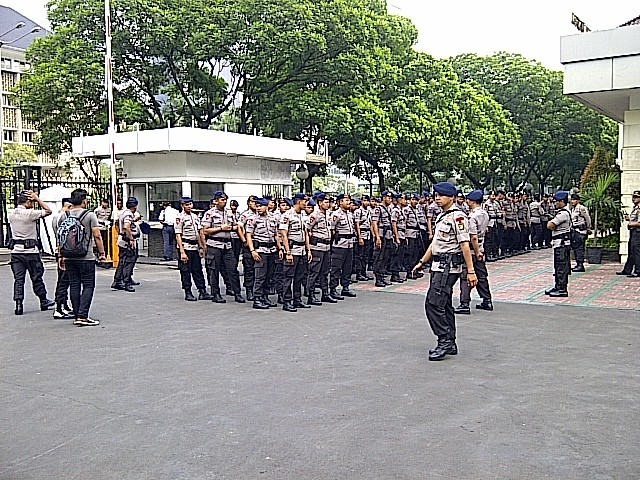 Puluhan Brimob Berjaga-jaga di Kantor Jero Wacik, Ada Apa?