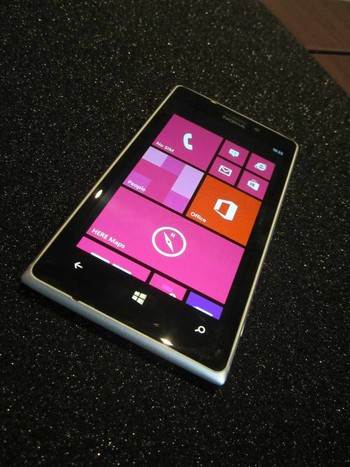     Nokia baru saja meluncurkan jagoan terbarunya, Lumia 925. Disebut sebagai ponsel stylish dengan desain elegan, Lumia 925 siap bersaing dengan para kompetitornya.