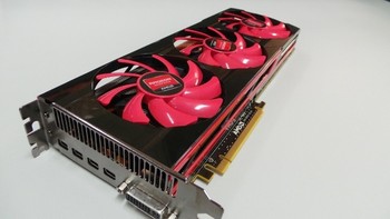     Radeon HD 7990, dilengkapi dengan berbagai spesifikasi yang membuatnya mampu menjalankan game paling gress di resolusi tertinggi. Berkat sistem pendingin dengan 3 kipas berdiameter 90 mm, selain mampu melepas panas dengan sempurna, HD 7990 juga diklaim lebih dingin dan sunyi.
