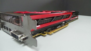 Semua komponen tersebut membuat Radeon HD 7990 diklaim sebagai kartu grafis tercepat di dunia. Alasannya, Dengan spesifikasi yang diusungnya HD 7990 diklaim mampu menyemburkan bandwidth sebesar 288 GB/s untuk tiap GPU. Edan!