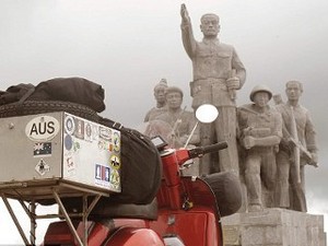 Keliling Dunia 2 Tahun Sama Vespa