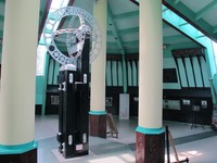 Tugu Khatulistiwa berada di dalam bangunan Monumen Tugu Khatulistiwa, Kota Pontianak, Kalimantan Barat. Tugu yang asli dibuat pada 1928 oleh tim ekspedisi dari Belanda. Tugu itu pun disempurnakan bentuknya pada tahun 1930 (Sastri/ detikTravel)