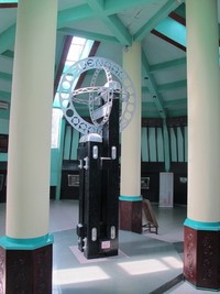 Tahun 1990, dibuatlah kubah dan duplikat tugu berukuran 5 kali lebih besar dari aslinya. Jadilah Monumen Tugu Khatulistiwa, yang diresmikan oleh Gubernur Kalimantan Barat saat itu yakni Parjoko Suryokusumo pada 21 September 1991 (Sastri/ detikTravel)
