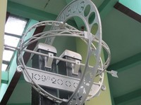 Kedua tugu ini, baik yang asli maupun monumennya, punya tulisan plat di bawah anak panah yang menunjukkan letak Tugu Khatulistiwa pada garis bujur timur (Sastri/ detikTravel)