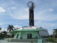 Inilah bagian luar Monumen Tugu Khatulistiwa. Tak jarang wisatawan berfoto di depannya, namun tidak masuk ke bagian dalam monumen untuk melihat tugu aslinya (Sastri/ detikTravel)