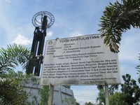 Masih di bagian dalam bangunan terdapat terdapat meja yang memajang suvenir berbentuk Tugu Khatulistiwa versi mini. Tugu tersebut ditutup oleh kaca berbentuk kotak, sangat cocok untuk pajangan. Harganya mulai dari Rp 30.000 (Sastri/ detikTravel)