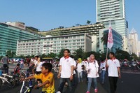 Selain membagikan pin dan selebaran, para dokter ini juga berkeliling mengitari Bundarah Hotel Indonesia sambil berorasi. (Foto: Uyung/detikHealth)