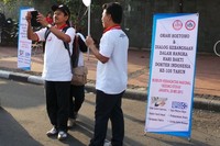 Ketua IDI, dr Zaenal Abidin (mengenakan topi hitam) turut hadir meramaikan aksi ini. Ia berharap, pemilihan lokasi di arena Car Free Day bisa membuat pesan-pesan kesehatan yang diserukan IDI akan lebih tersampaikan, karena semua orang yang sedang berolahraga di tempat ini tentunya ingin sehat. (Foto: Uyung/detikHealth)