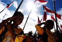 Para peserta memberikan penghormatan saat mengikuti upacara peringatan Hari Kebangkitan Nasional.