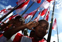 Para peserta upacara memberikan penghormatan.