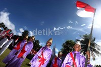 Sejumlah peserta mengikuti upacara dengan mengenakan pakaian adat.