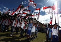 Puluhan siswa SD khidmat mengikuti upacara peringatan Hari Kebangkitan Nasional.