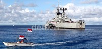 Mereka mengibarkan bendera diperahunya dan berkeliling lautan sekitar kepulauan miangas.