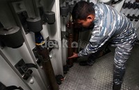 Seorang kru kapal menunjukan rudal yang dimiliki KRI Slamet Riyadi.