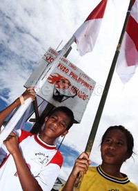Tidak hanya orang dewasa, anak-anak juga turut serta.