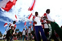 Ratusan warga berkeliling kampung sambil mengibarkan bendera merah putih.